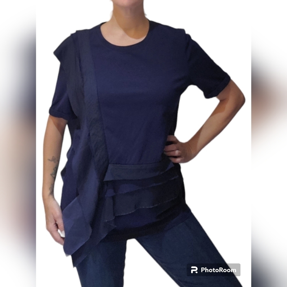 ✨️Initial ✨️Unique Navy textured layered detail tshirt size Medium